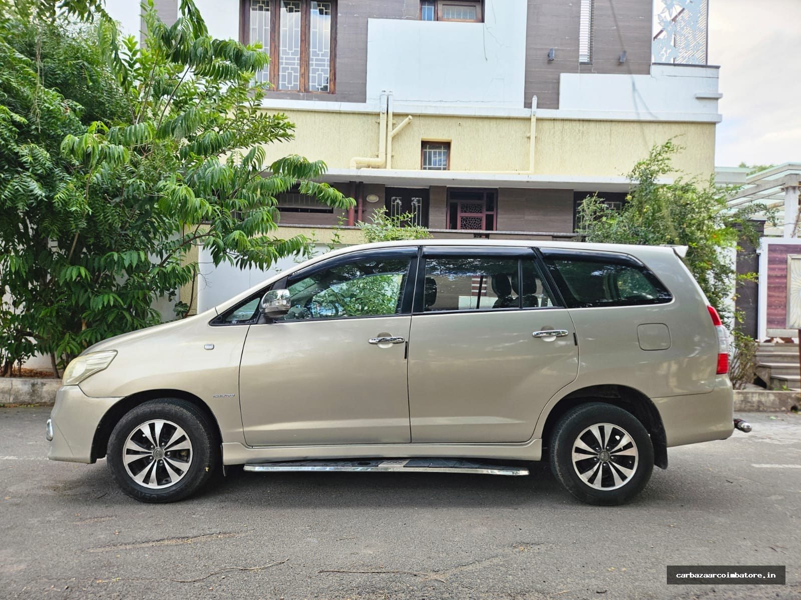 Toyota Innova 2012 Photo 2