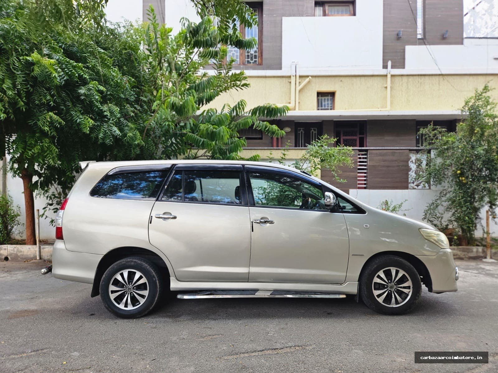 Toyota Innova 2012 Photo 3